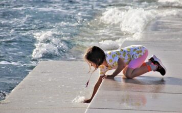 Jak nauczyć dziecko bezpieczeństwa na plaży?