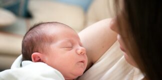 Co rozpuszcza klej do paznokci?