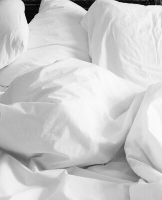 Etyczne pozyskiwanie puchu gęsiego – jak rozpoznać odpowiedzialną produkcję? kołdra z puchu gęsiego