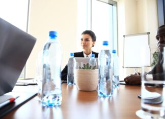 Jak zoptymalizować koszty zakupu wody dla firmy